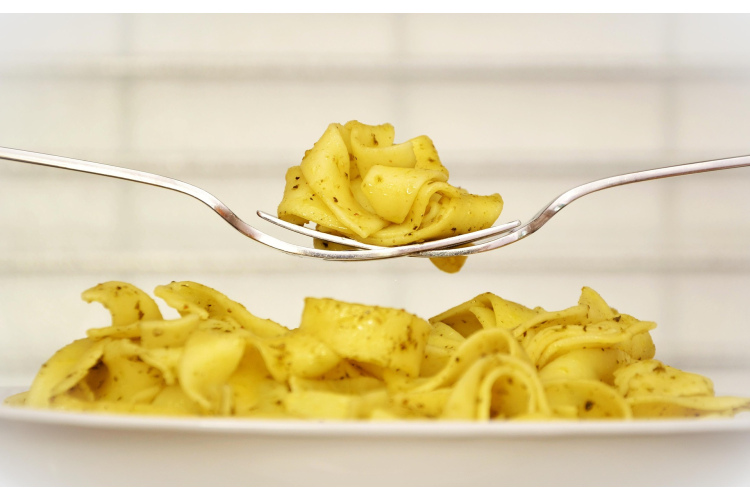 Vārītu makaronu skalošana: Kāpēc šis ieradums tiek uzskatīts par novecojušu