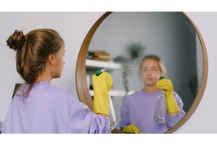 Praktiski ieteikumi spoguļu tīrīšanai: kā izvairīties no 7 biežākajām kļūdām