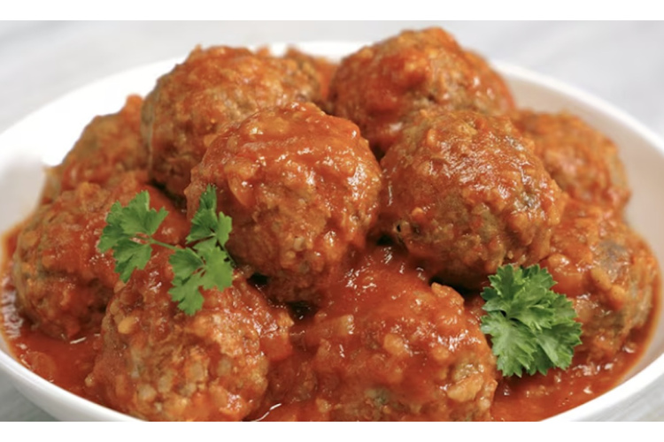 Mājas virtuves klasika: sulīgas gaļas bumbiņas tomātu mērcē