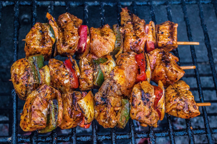 Sulīga šašlika pagatavošana: no gaļas izvēles līdz pareizai marinādei