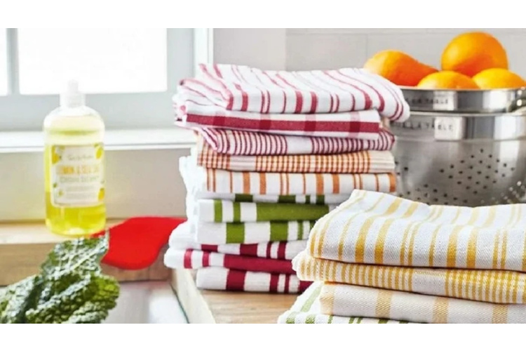 Praktisks veids, kā iztīrīt virtuves dvieļus, izmantojot katrā mājā pieejamus produktus