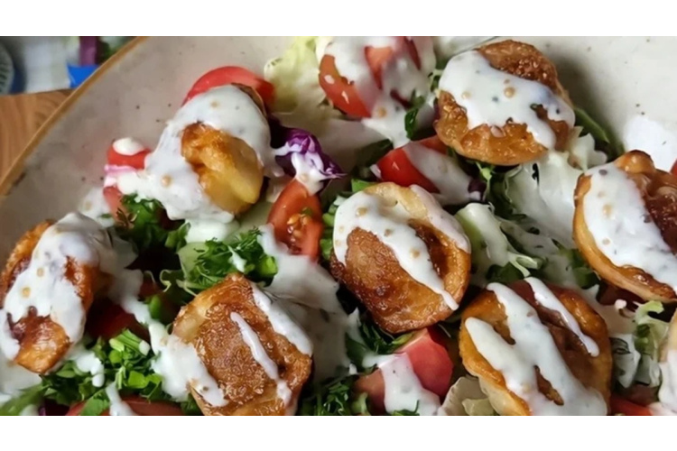 Kraukšķīgie pelmeņu salāti: neparasta kombinācija ikdienas galdam