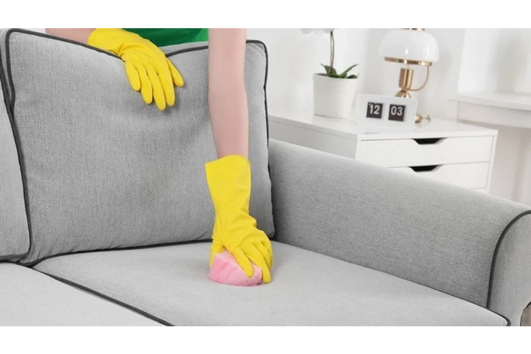 Praktiski padomi dīvāna tīrīšanai un atsvaidzināšanai mājas apstākļos