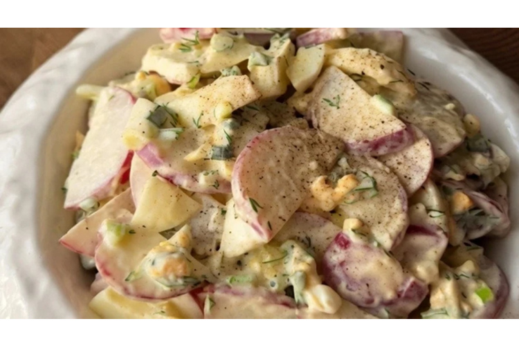 Gardie pavasara redīsu salāti ar olām un zaļumiem