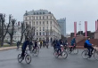 Velobrauciens "Kritiskā masa" Rīgas ielās: satiksmes dalībnieki atgādina par drošību