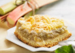 Tradicionālais vasaras pīrāgs: rīvēta smilšu mīkla ar sulīgu rabarberu pildījumu