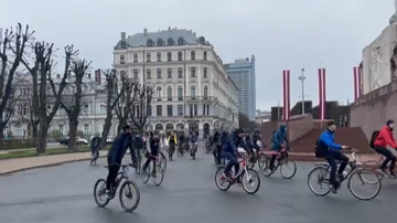 Velobrauciens "Kritiskā masa" Rīgas ielās: satiksmes dalībnieki atgādina par drošību