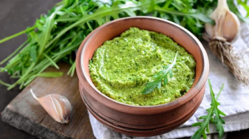 Kā pašu spēkiem pagatavot aromātisku rukolas pesto