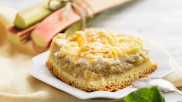 Tradicionālais vasaras pīrāgs: rīvēta smilšu mīkla ar sulīgu rabarberu pildījumu