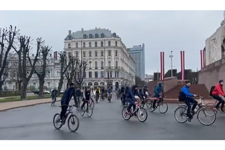 Velobrauciens "Kritiskā masa" Rīgas ielās: satiksmes dalībnieki atgādina par drošību