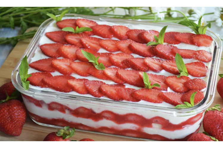 Zemeņu tiramisu ar samazinātu kaloriju daudzumu: vienkārša vasaras deserta recepte