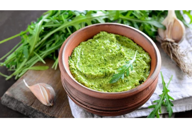 Kā pašu spēkiem pagatavot aromātisku rukolas pesto
