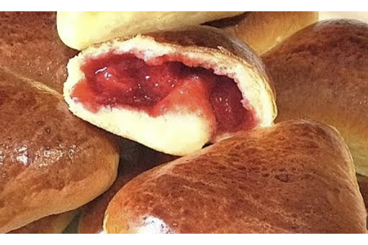 Tradicionāli zemeņu pīrādziņi: vecmāmiņas recepte un bērnības klasiskā garša