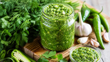 Aromātiskas zaļās adžikas pagatavošana bez vārīšanas