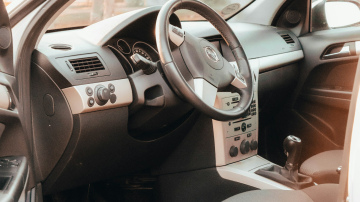 Parasts auto aksesuārs var sabojāt salonu: autovadītājs brīdina par negaidītu bīstamību saulainā dienā