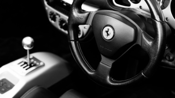 Likums aizliedz, bet uz ceļiem to kļūst vairāk: kā autovadītāji joprojām tonē automašīnu stiklus