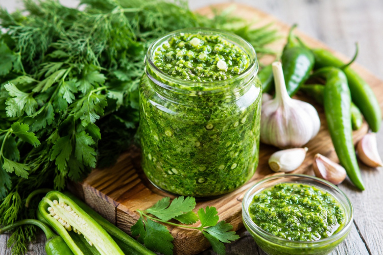 Aromātiskas zaļās adžikas pagatavošana bez vārīšanas