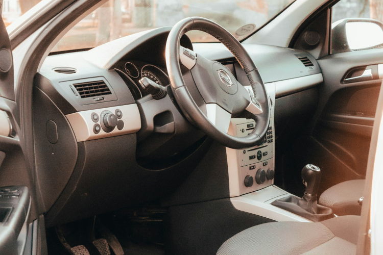 Parasts auto aksesuārs var sabojāt salonu: autovadītājs brīdina par negaidītu bīstamību saulainā dienā