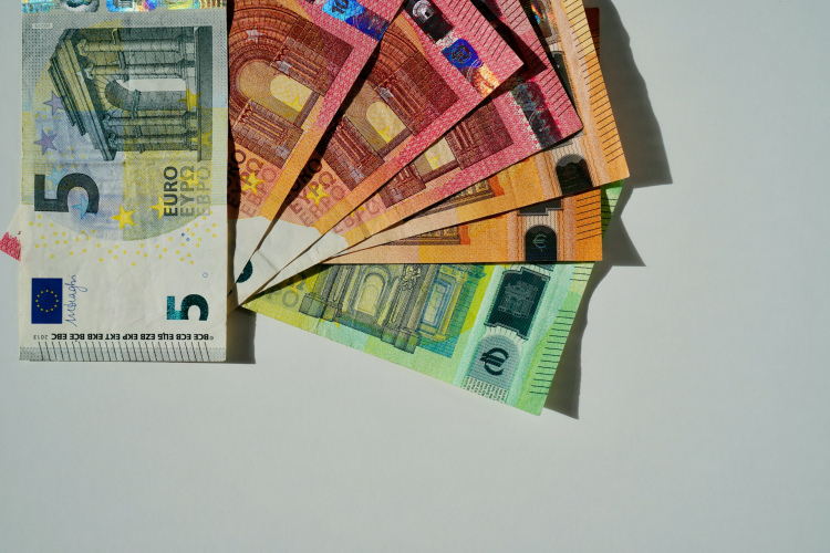 Banka sūta datus VID: vai nodokļu inspektori redzēs jūsu ikdienas pirkumus un čekus