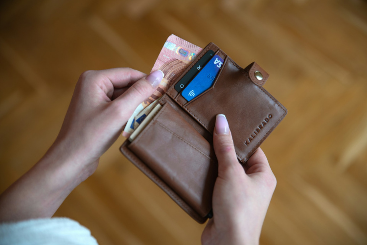 Skaidras naudas un "aplokšņu" saņēmējiem gaidāmi stingrāki noteikumi: valsts dienesti gatavo jaunas izmaiņas